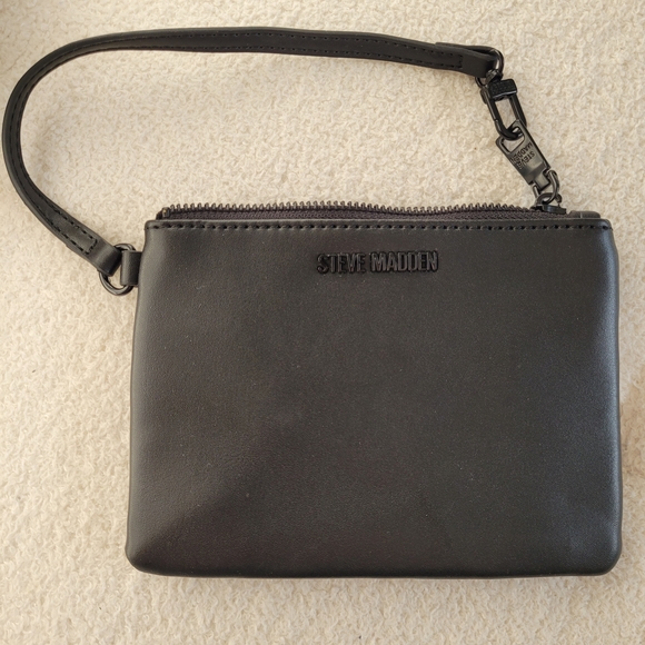 Steve Madden Handbags - Steve Madden Black Wristlet Clutch